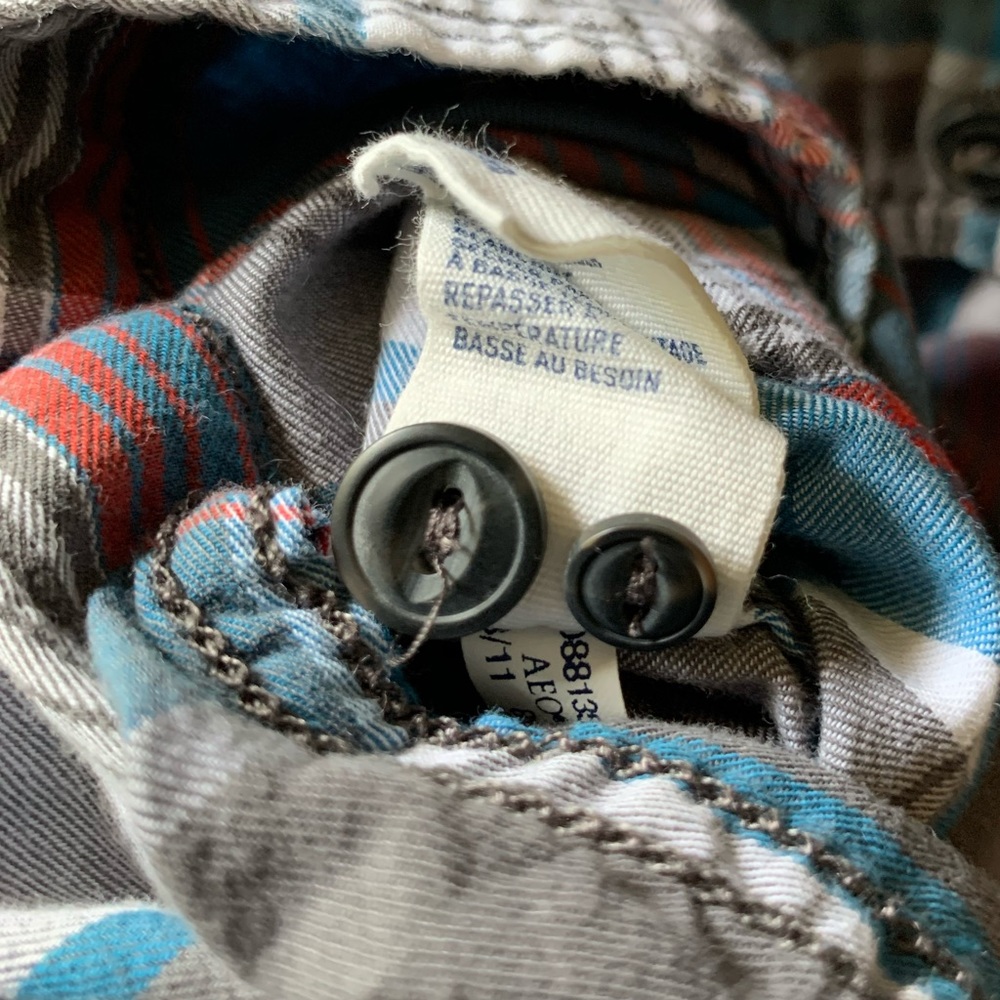 Men’s AEO blue check print button down shirt - Picture 7 of 9